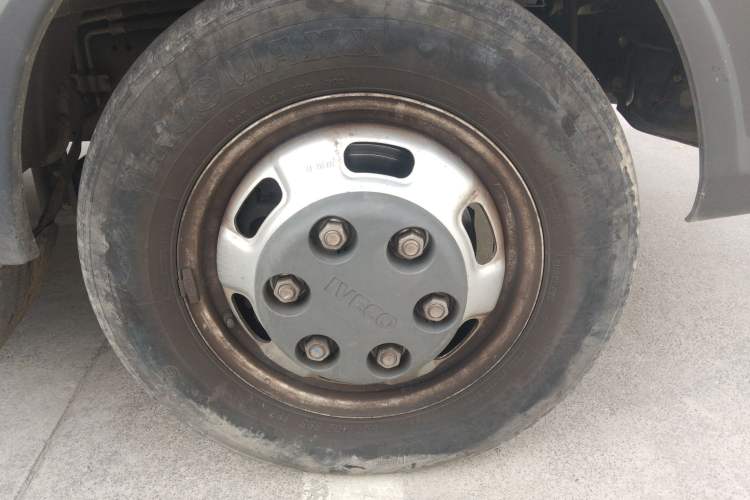 Used Iveco Daily 2021 2.5T A35 M1 Passenger Van 5-9 Seater Short Wheelbase Mid-Roof Design Dual Tires Manual Doors