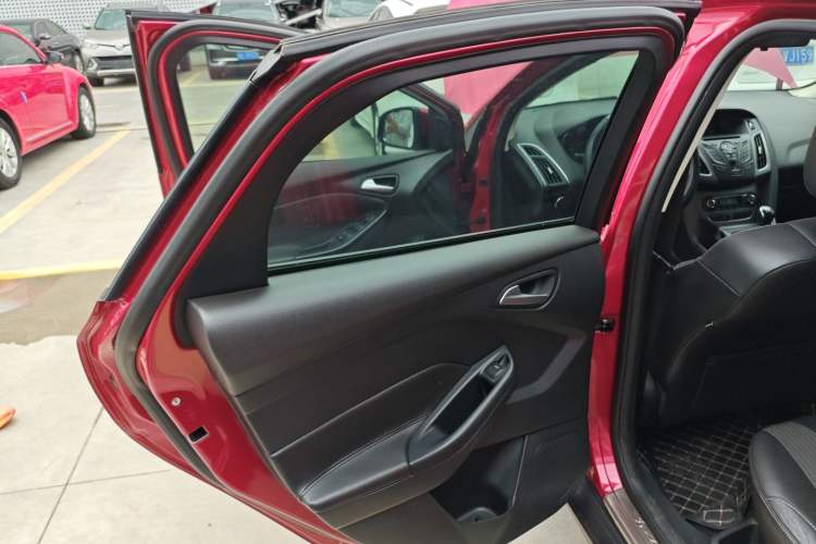 Used Ford Focus 2012 Hatchback 1.6L Manual Fashion Edition
