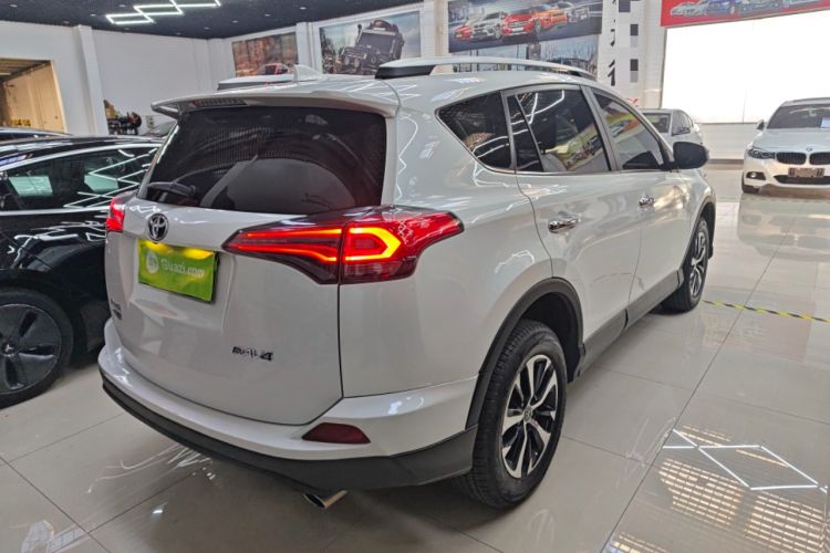 Used Toyota RAV4 2016 2.0L CVT Two-Wheel Drive Fashion Edition China V Standard
