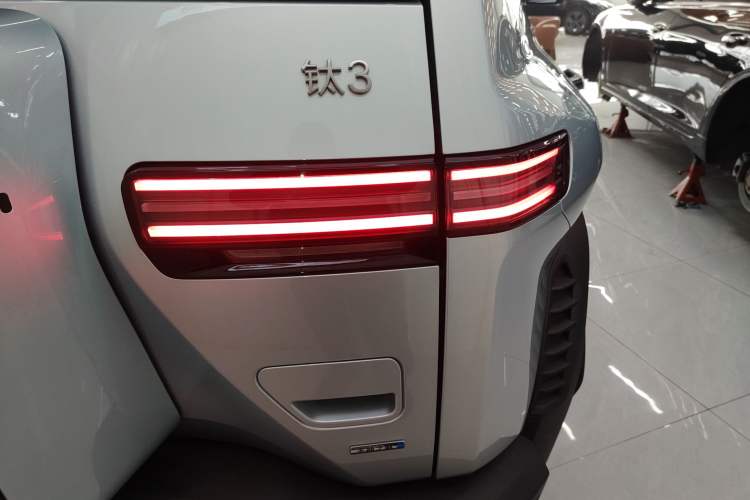 Used  Titanium 3 2025 501 km Range Rear-Wheel Drive Intelligent Driving Max Edition
