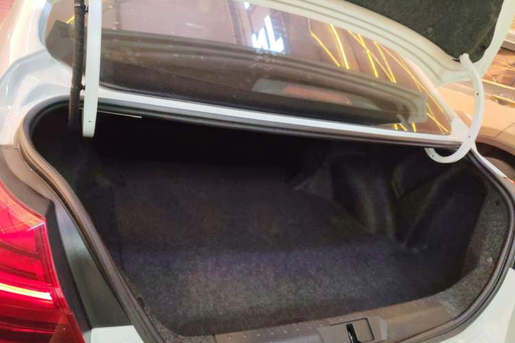 Used Geely Auto Emgrand 2019 Leading Edition 1.5L CVT Luxury Model China VI Standard
