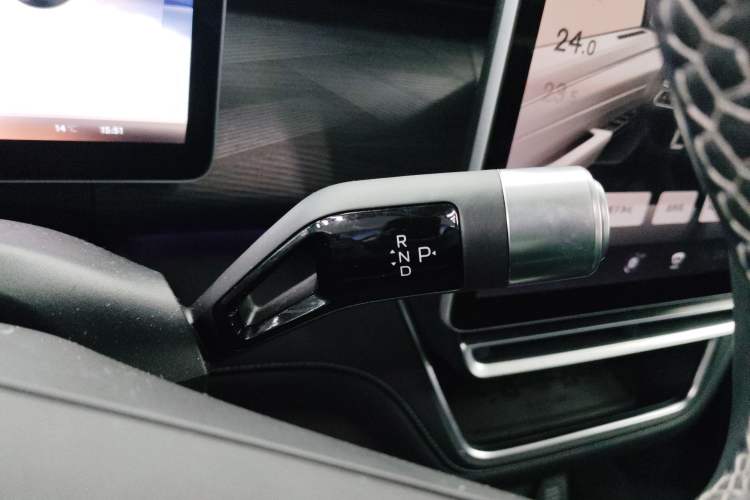 Used  LEVC L380 2024 100 kWh 6-Seater Two-Wheel Drive Air
