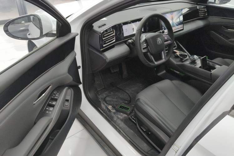 Used BYD Qin L 2025 DM-i Smart Drive 120KM Leading Model
