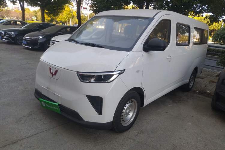 Used Wuling Yangguang 2024 300km Comfort-Grade Passenger Van 60kW