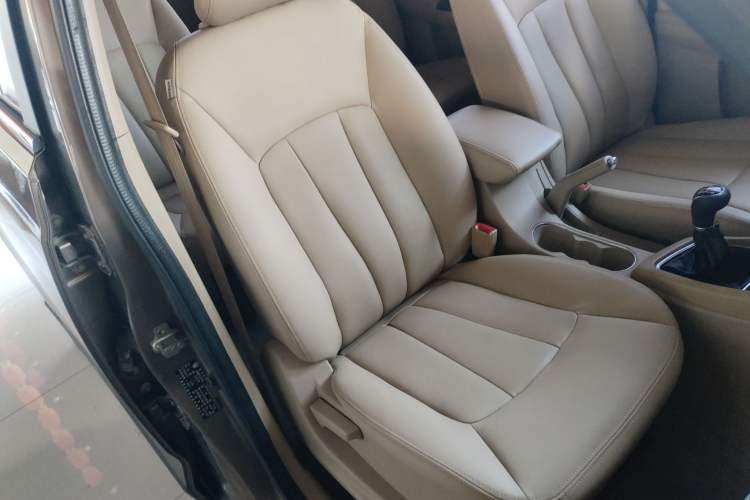 Used Baojun 730 2014 1.5L Manual Luxury Navigation ESP Version 7 Seats
