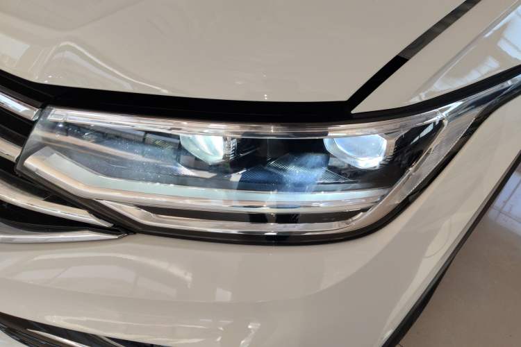 Used Volkswagen Tiguan L 2023 Facelifted 380TSI Automatic All-Wheel Drive R-Line Plus Version 7-Seater
