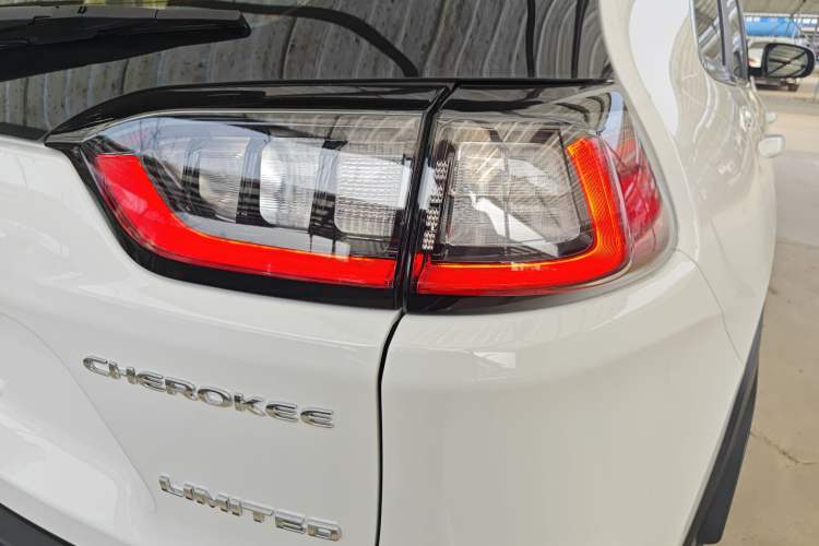 Used  Cherokee 2019 2.0T Four-Wheel Drive Explorer Edition China VI Emission Standard
