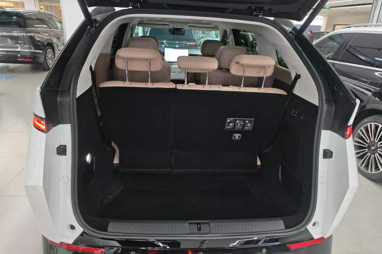 Used XPeng X9 2024 702 Ultra-Long Range Max
