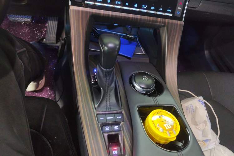 Used Toyota Avalon 2019 Dual-Engine 2.5L Luxury Edition China VI Standard
