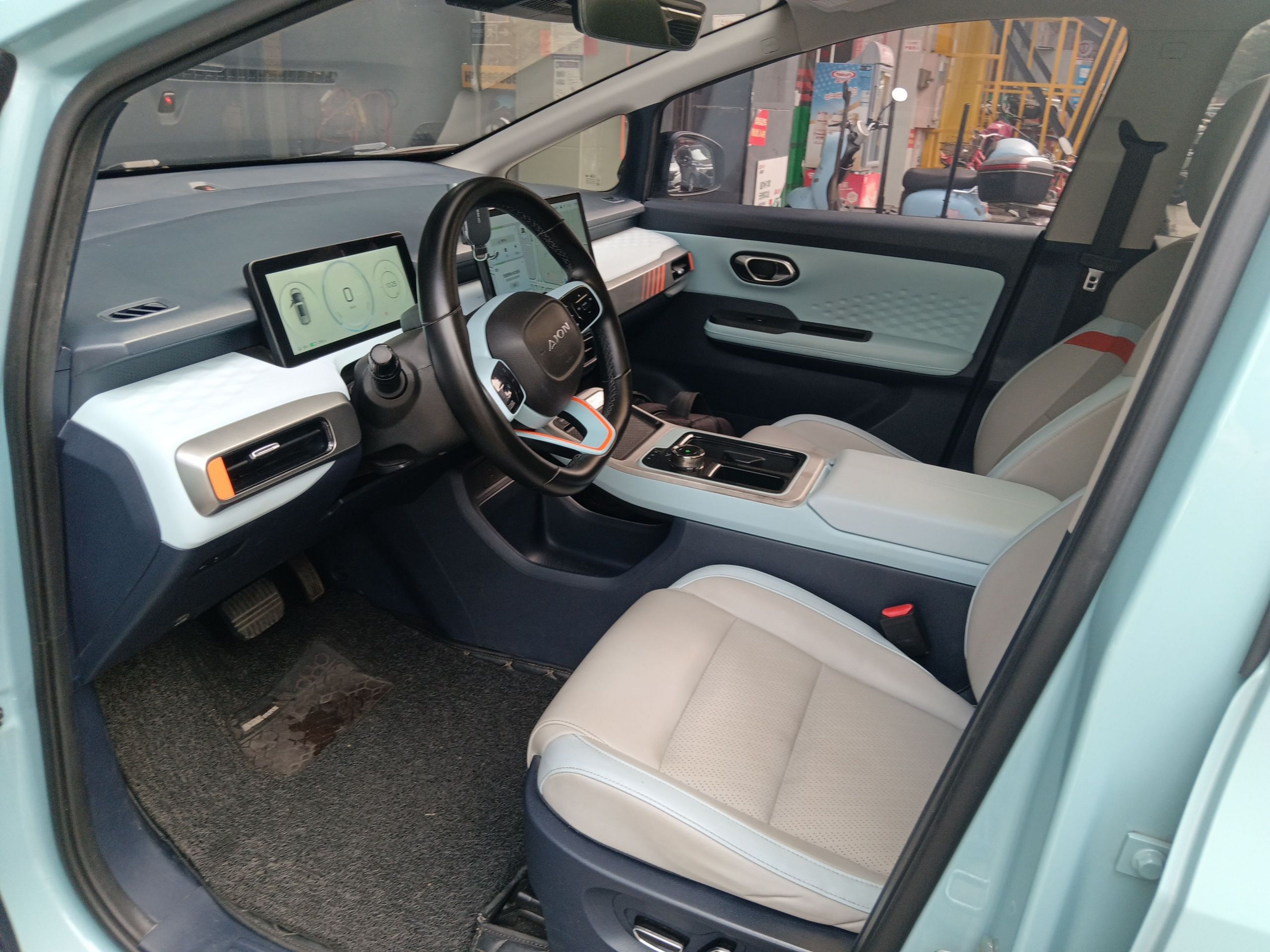 المقاعد الأمامية داخل السيارة