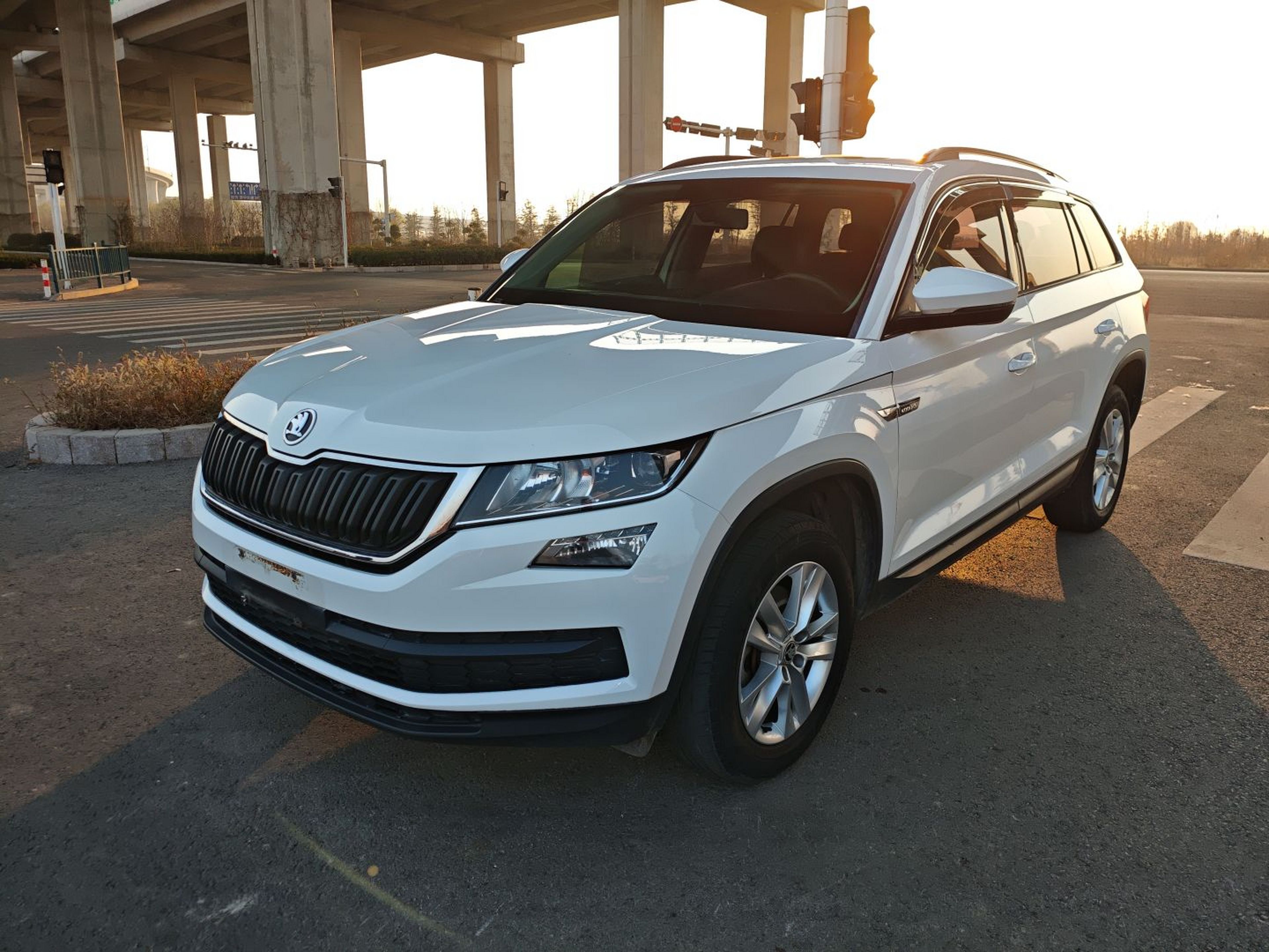 Под передней частью автомобиля