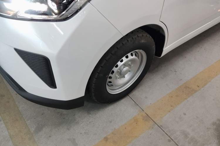 Used Wuling Yangguang 2024 300KM Comfort Version Passenger Van 75kW