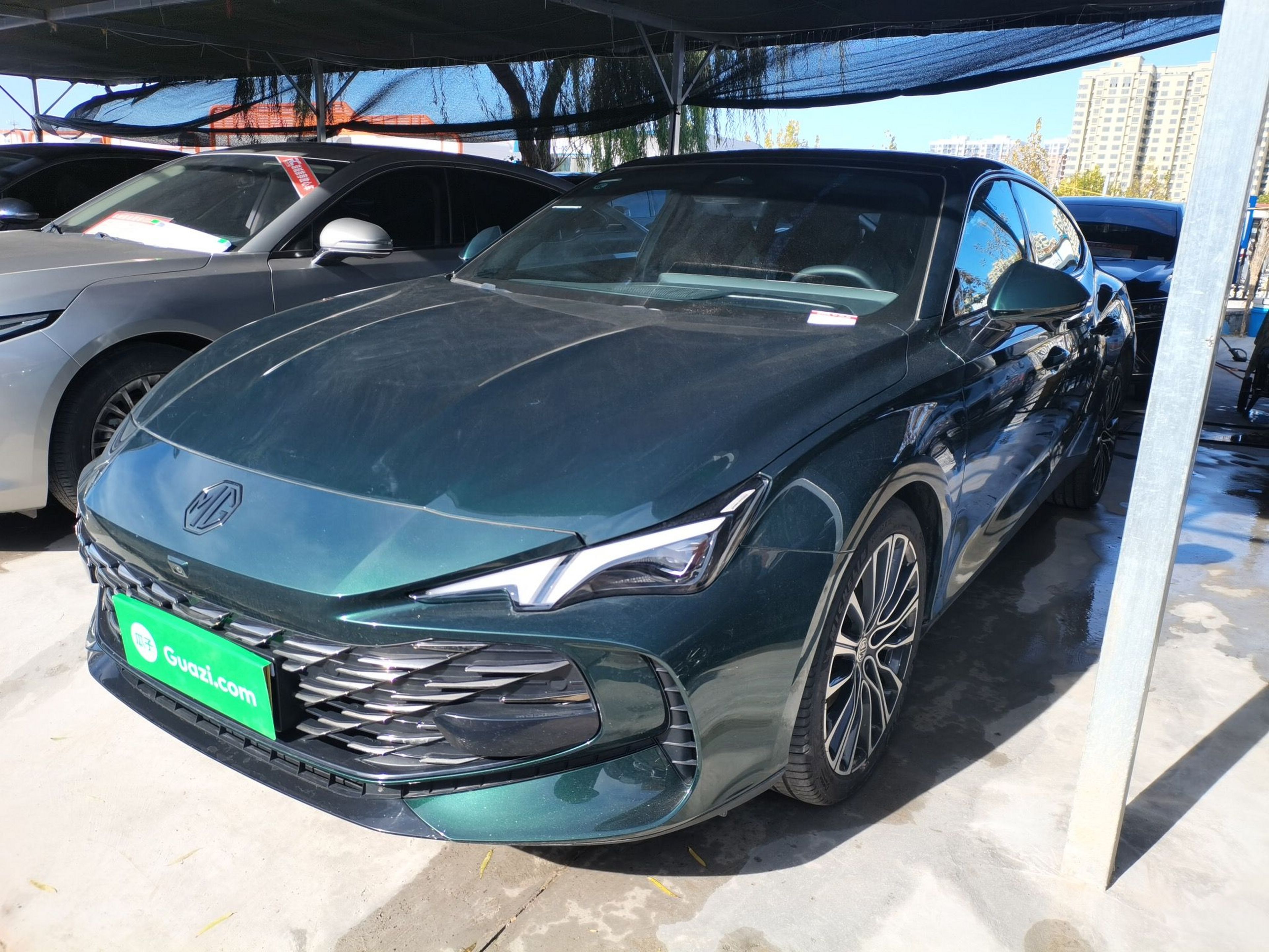 Под передней частью автомобиля