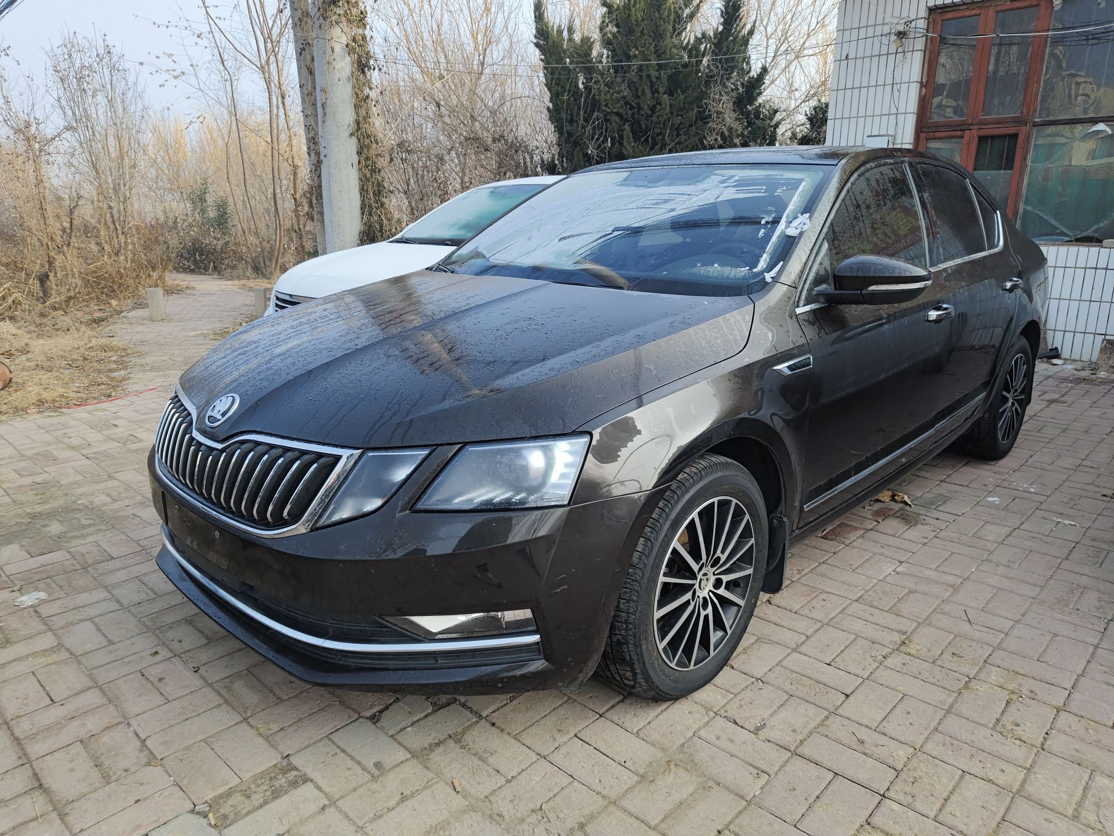 Под передней частью автомобиля