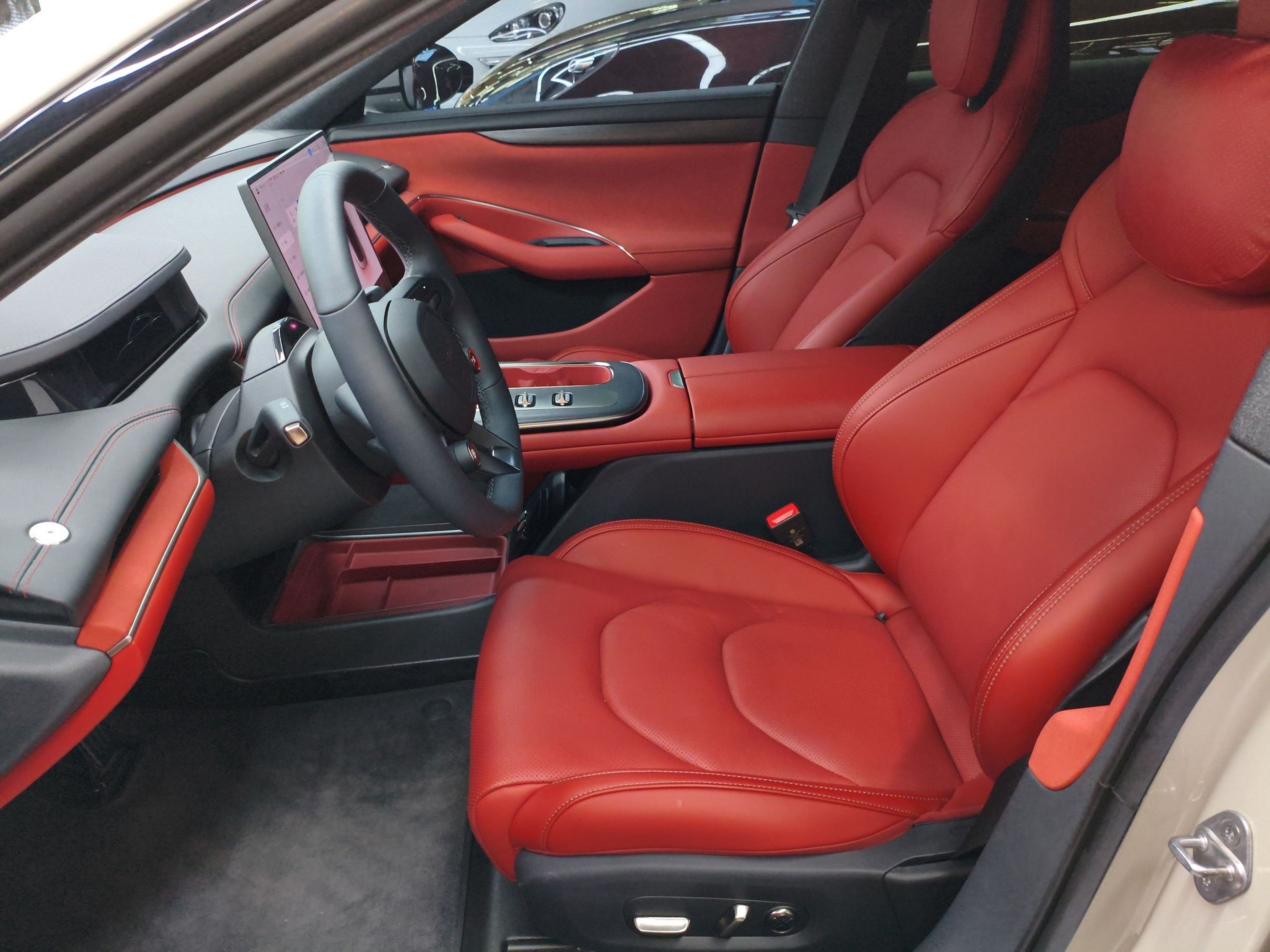 المقاعد الأمامية داخل السيارة