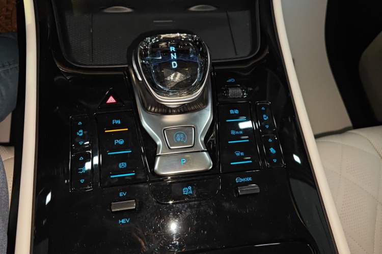 Used Denza D9 2025 DM-i Intelligent Drive 1020 Four-Wheel Drive Flagship Model