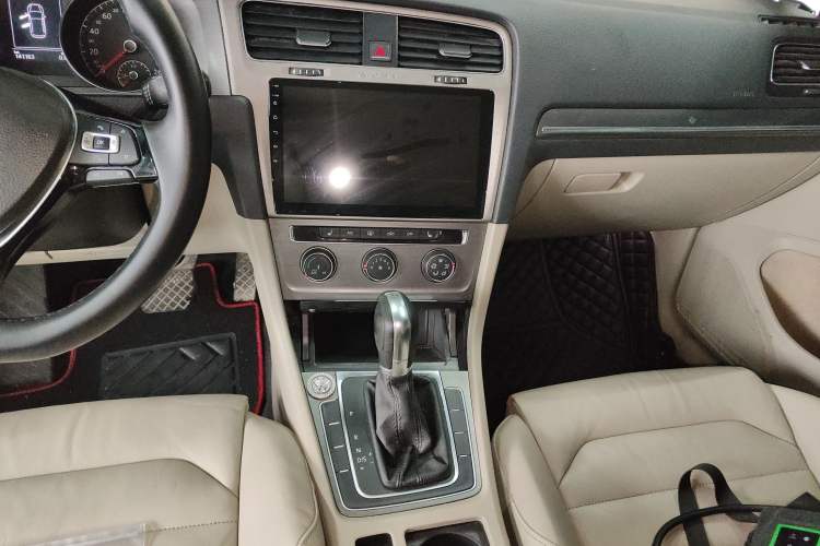 Used Volkswagen Golf 2016 230TSI Automatic Luxury Version
