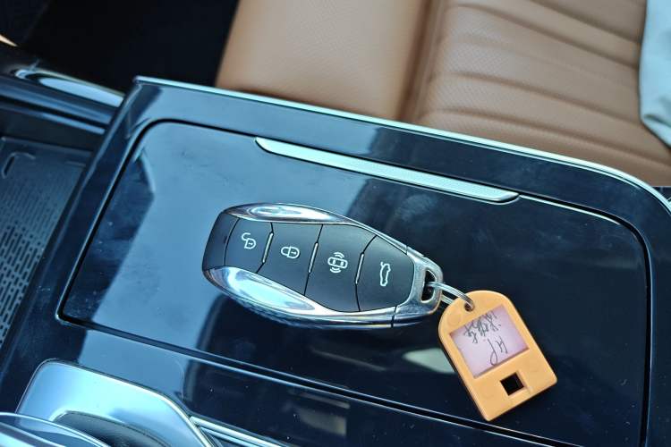 Used Hongqi H9 2025 2.0T Two-Wheel Drive Flagship Private Enjoyment Fashion Edition 5 Seats
