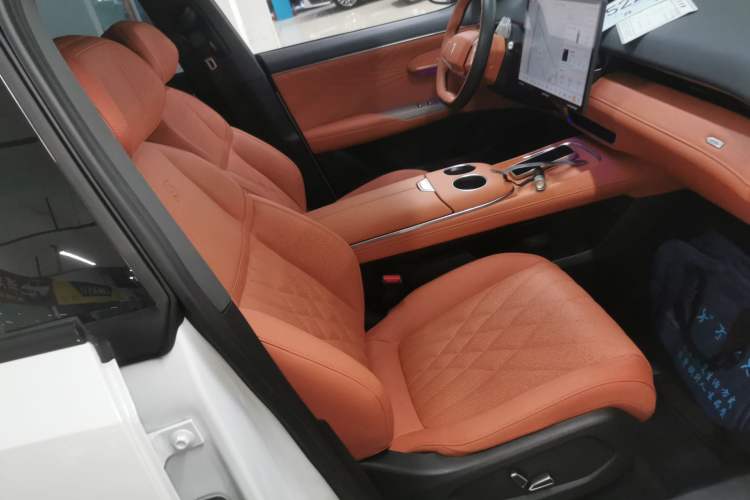 Used  S07 2023 200Max Range-Extended Version
