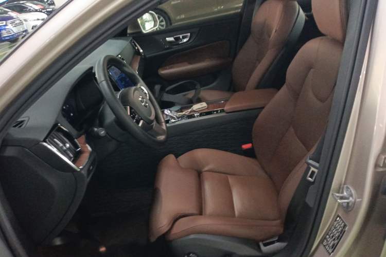 Used Volvo S60 2025 B4 Zhiyuan Luxury Edition
