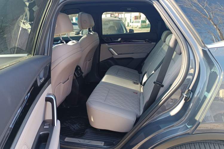 Used BYD Tang New Energy 2024 DM-i Glory Edition 200KM Flagship Model
