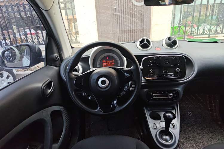 Used  fortwo 2015 1.0L 52 kW hardtop Dynamic version
