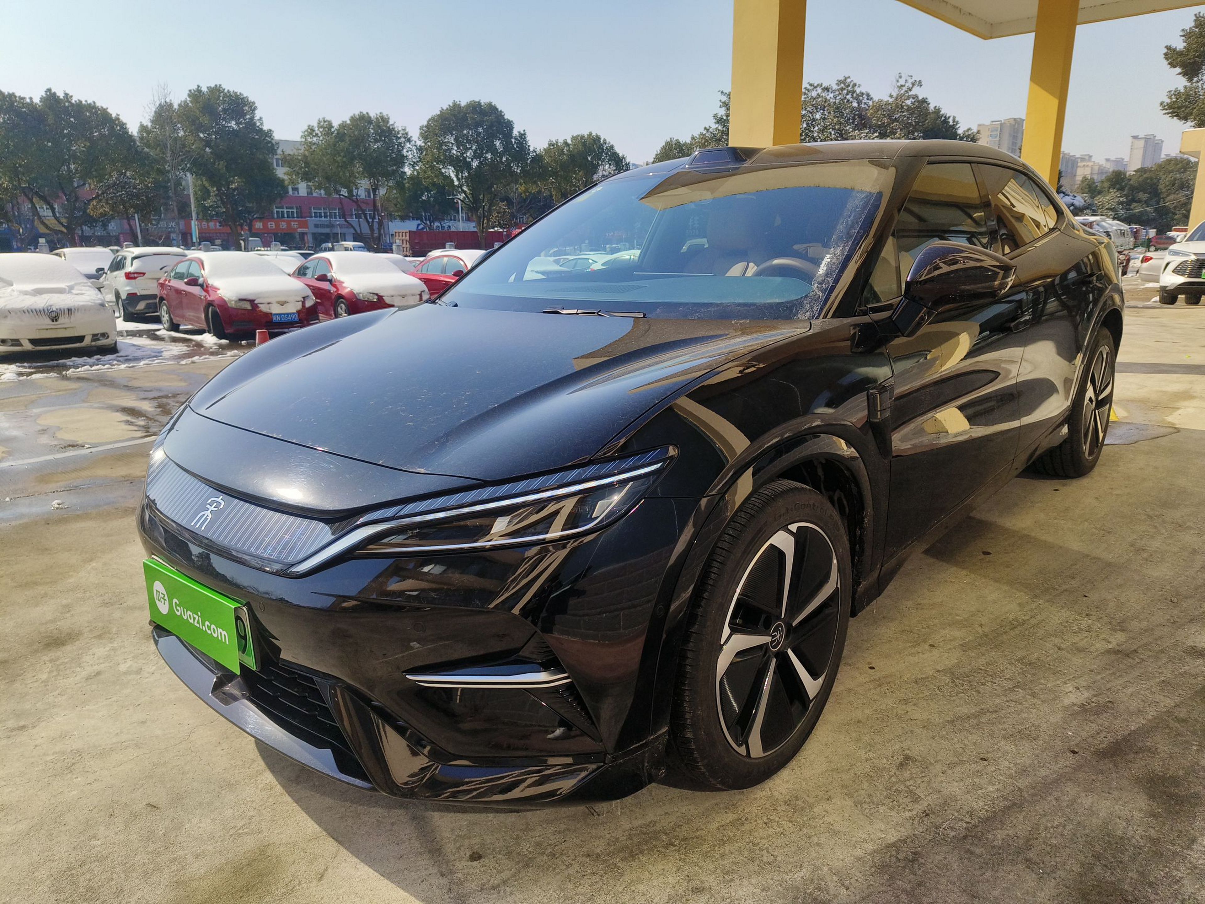 تحت مقدمة السيارة