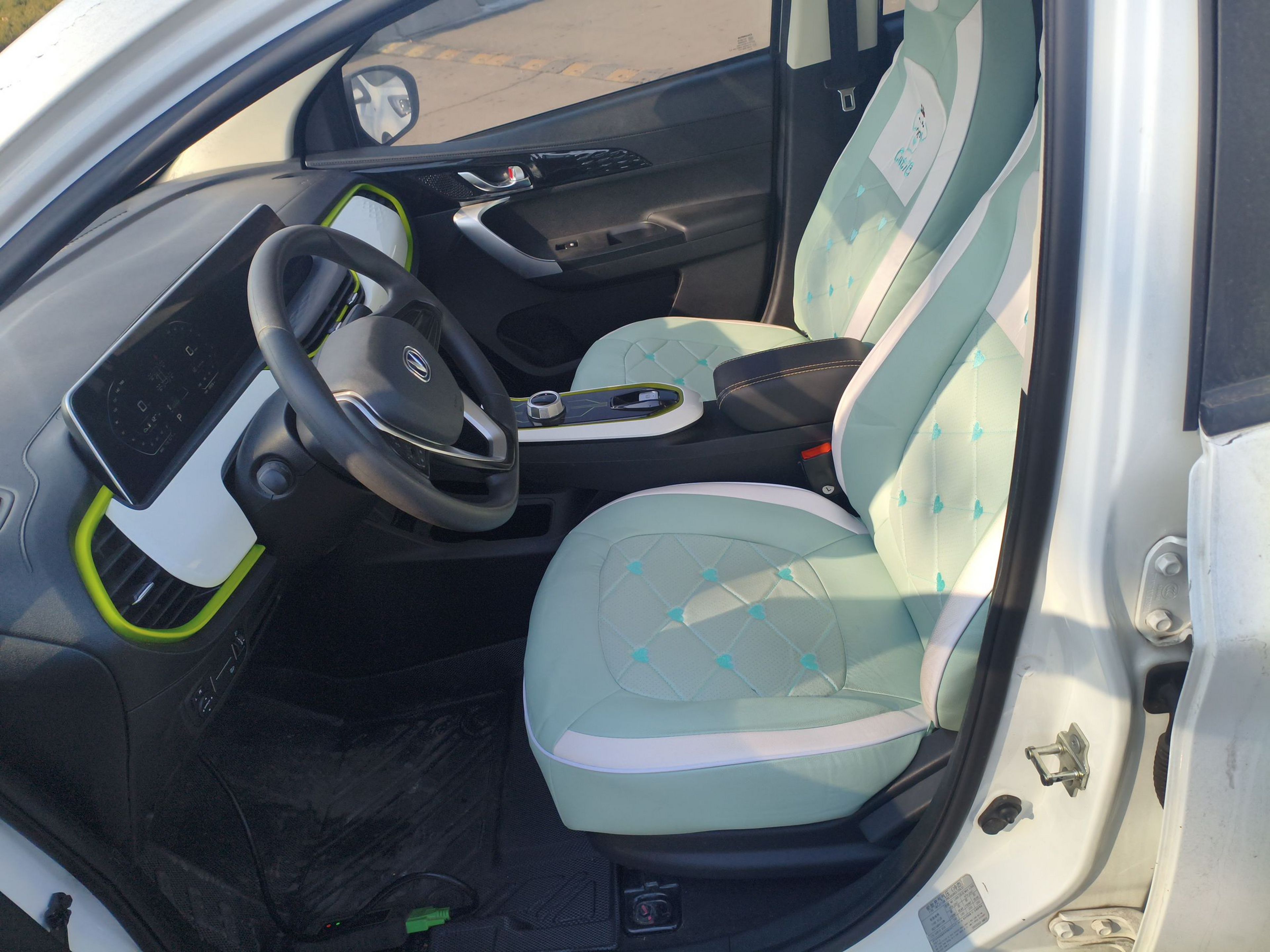 المقاعد الأمامية داخل السيارة