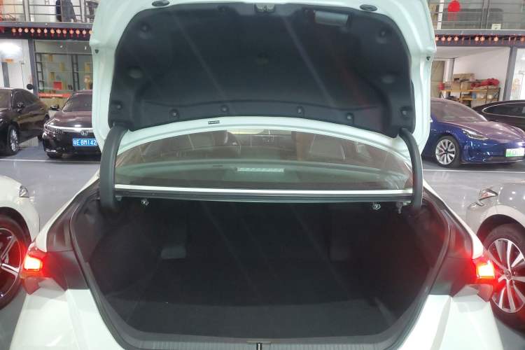 Used Toyota Avalon 2019 Dual-Engine 2.5L XLE Prestige Version China VI Standard
