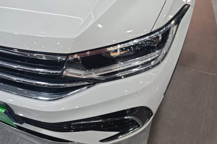 Used Volkswagen Tiguan L 2023 Facelifted 380TSI Automatic All-Wheel Drive R-Line Plus Version 7-Seater
