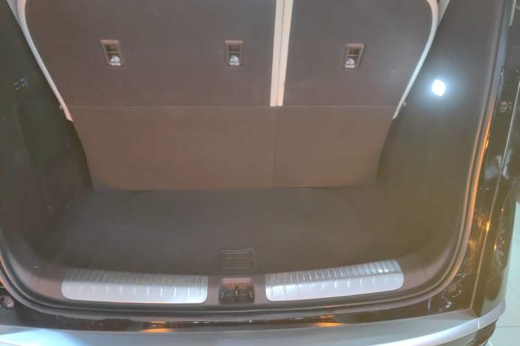 Used Denza D9 2025 DM-i Intelligent Drive 1020 Four-Wheel Drive Flagship Model