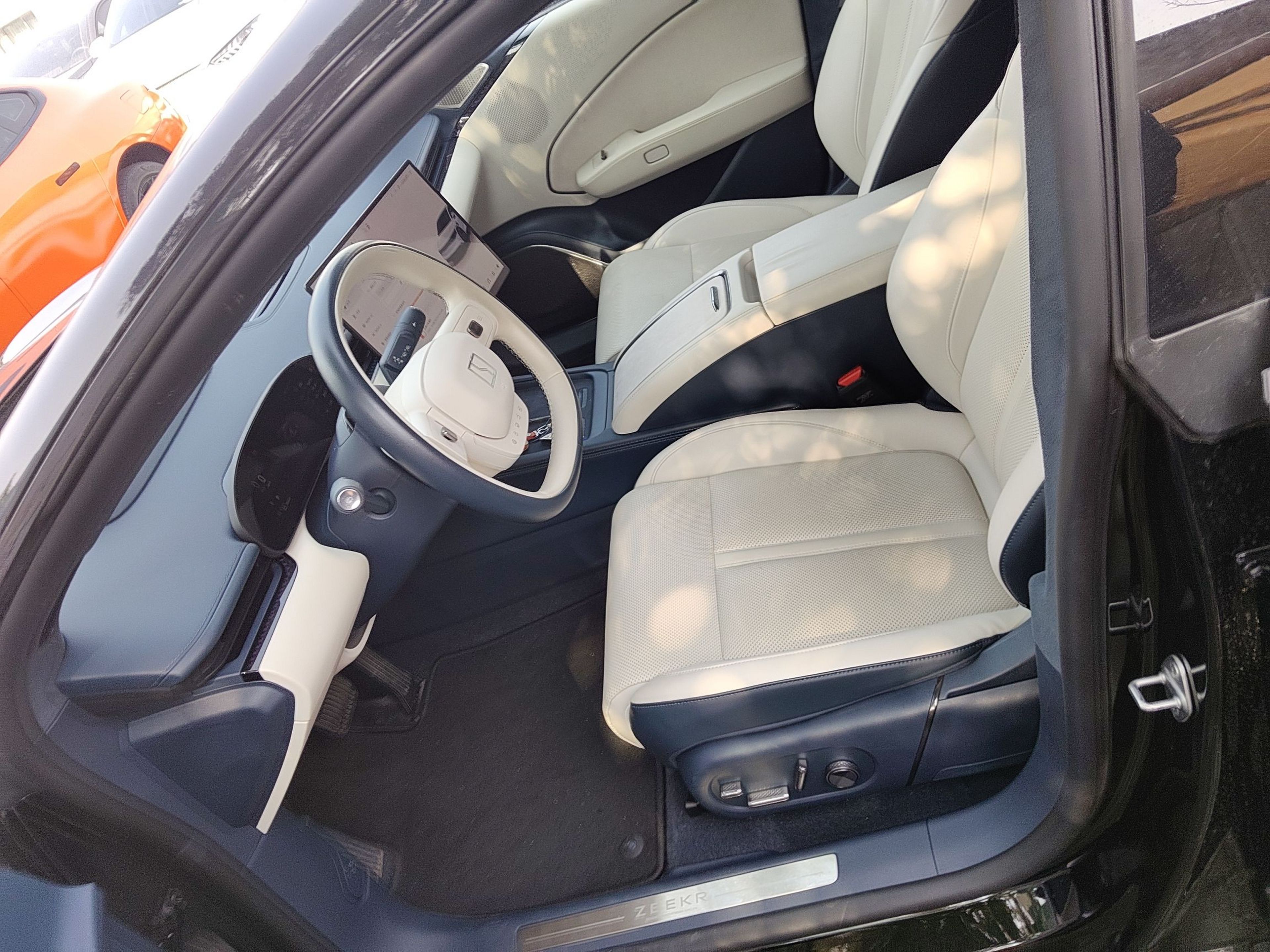 Переднее сиденье в автомобиле