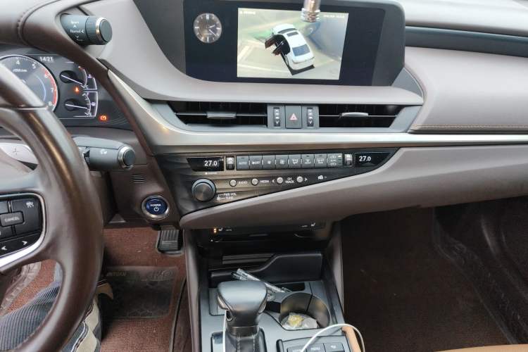 Used Lexus ES 2020 300h Premier Edition
