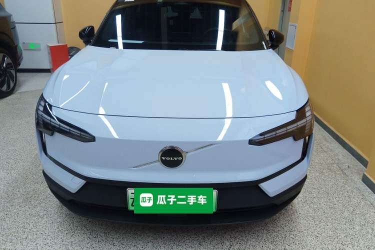 Used Volvo EX30 2025 Rear-Drive Long-Range Plus Model
