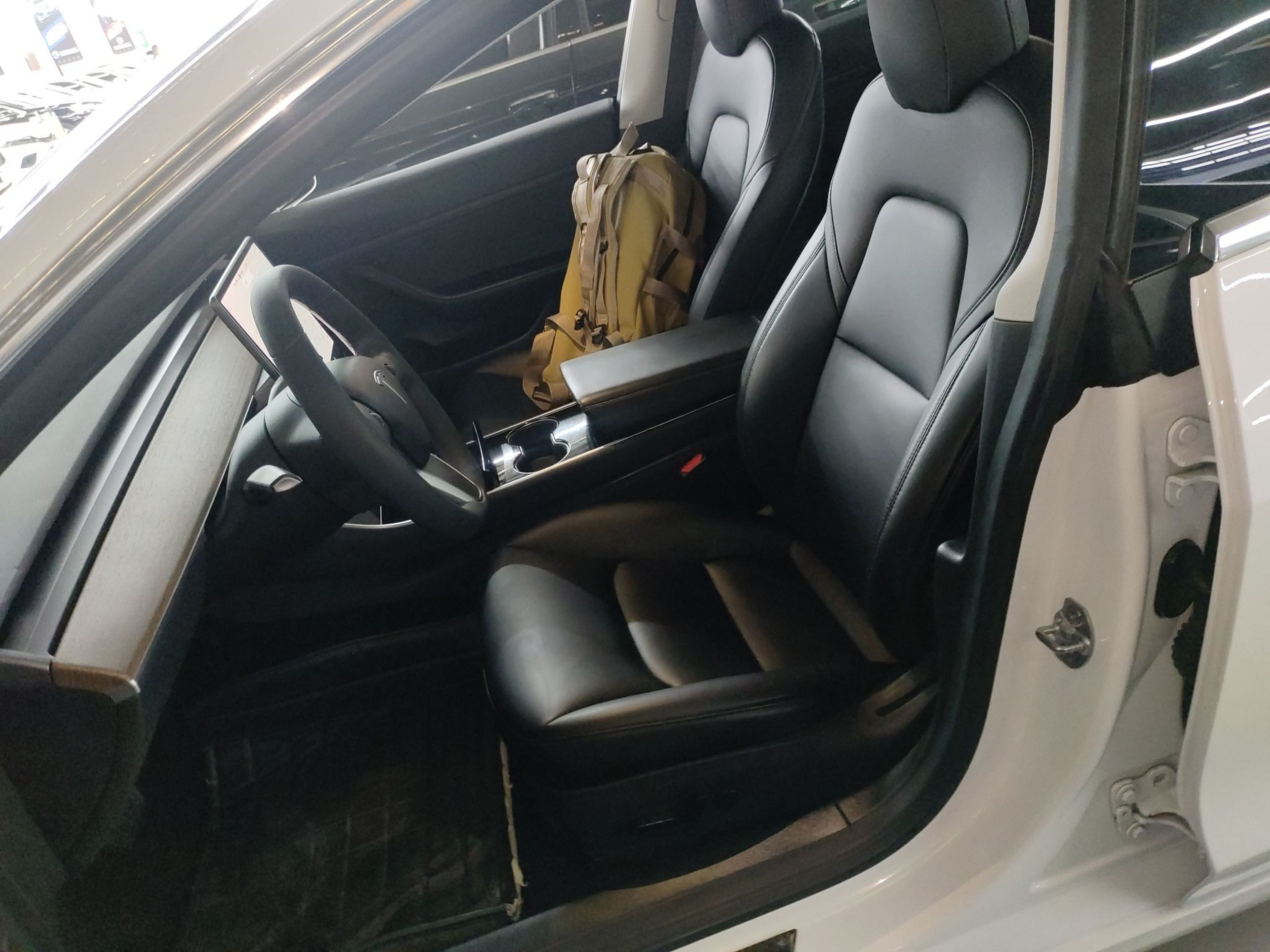 Переднее сиденье в автомобиле