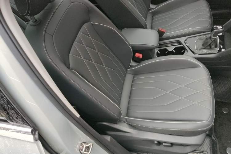 Used Volkswagen Tiguan L 2024 Outstanding Model 330TSI Automatic Two-Wheel Drive R-Line Dragon Glory Edition
