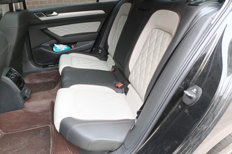 Used Volkswagen Magotan 2025 Revised Version 2 Zhongxiang Edition 330TSI DSG Luxury Trim
