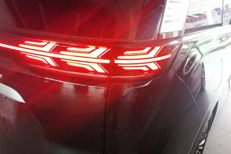 Used Denza D9 2022 EV 600 Four-Wheel Drive Flagship Model
