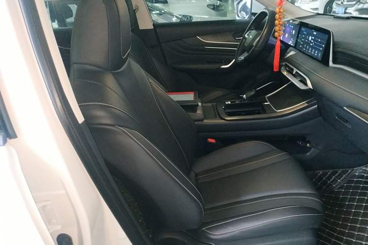 Used Venucia V 2022 260T Black Horse Edition · Idol