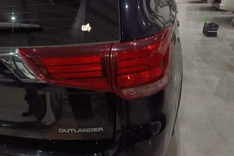 Used Mitsubishi Outlander 2016 2.0L Two-Wheel Drive Fashion Edition 5 Seats