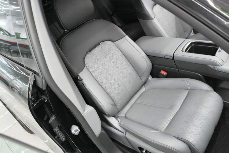 Used Zeekr 7X 2025 100 kWh Long-Range Rear-Wheel Drive with Intelligent Driving Features
