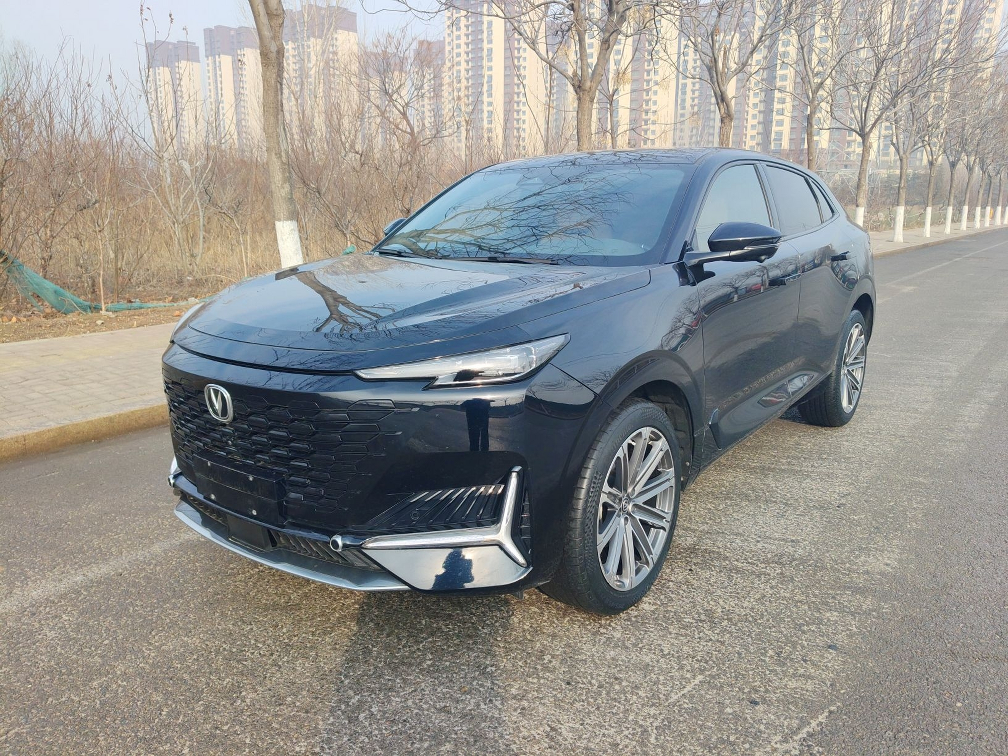 Под передней частью автомобиля