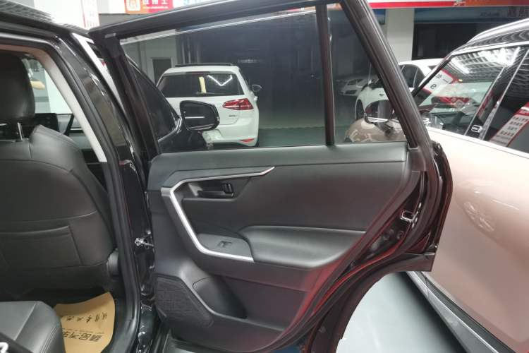 Used Toyota Wildlander 2022 Updated Version 2.0L CVT Two-Wheel Drive Leading Edition
