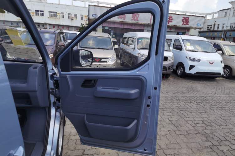 Used Wuling Yangguang 2024 300KM Comfort Version Passenger Van 75kW
