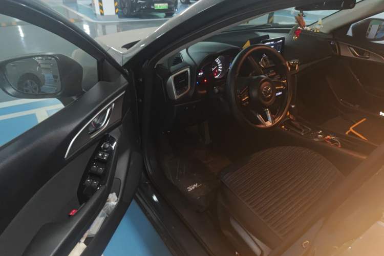 Used Mazda Mazda 3 Axela 2017 Hatchback 2.0L Automatic Luxury Model Emission Standard China V