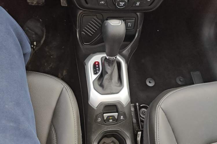 Used  Renegade 2019 220T Automatic Leading Edition
