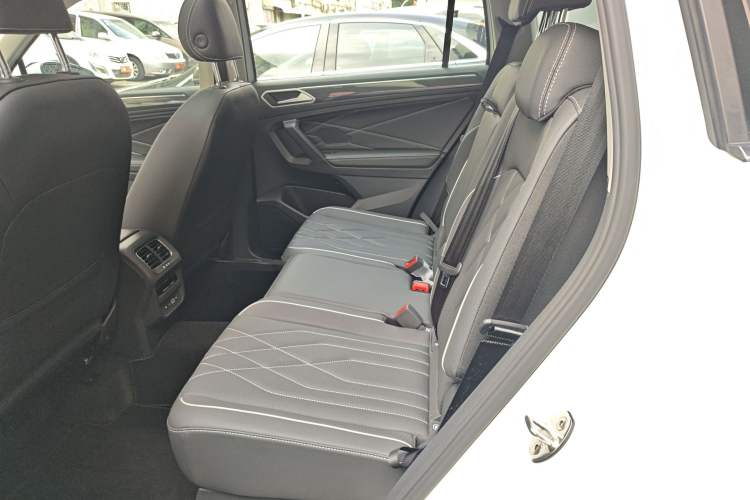 Used Volkswagen Tiguan L 2023 Restyled 330TSI Automatic Two-Wheel Drive R-Line Enhanced Comfort Version
