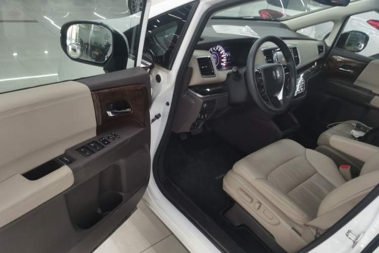 Used Honda Odyssey 2015 Revised 2.4L Luxury Edition
