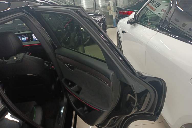 Used VOYAH FREE 2025 318 259 km All-Wheel-Drive Exploration Edition
