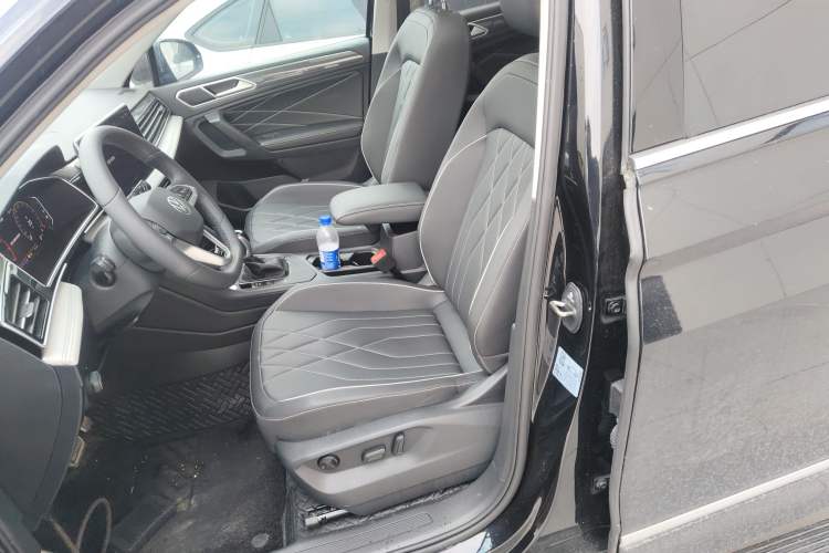 Used Volkswagen Tiguan L 2024 Outstanding Model 330TSI Automatic Two-Wheel Drive R-Line Dragon Glory Edition
